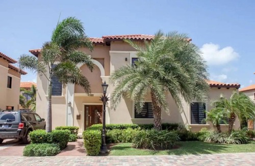 Gold Coast Villa | 300 m² Villa ∙ 4 bedrooms ∙ 8 guests