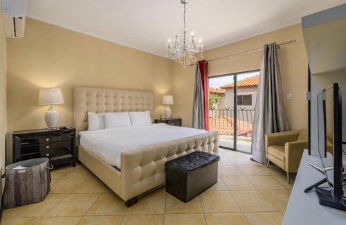 Gold Coast Villa | 300 m² Villa ∙ 4 bedrooms ∙ 8 guests