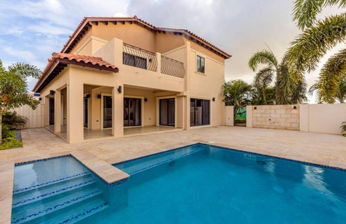 Gold Coast Villa | 300 m² Villa ∙ 4 bedrooms ∙ 8 guests