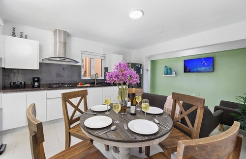 Washington Condo | 3BR2BA Condo w/ Exclusive PrivateRoof Deck & Pool