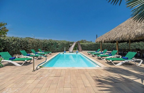 Washington Condo | 3BR2BA Condo w/ Exclusive PrivateRoof Deck & Pool