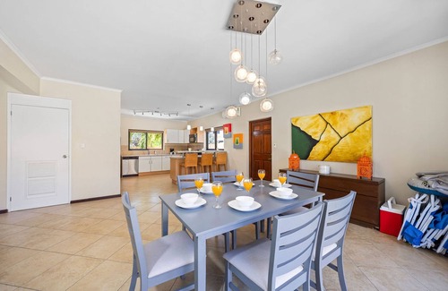 Gold Coast Villa | Gold Coast 4br4 5BA Villa w Privatepool Gym