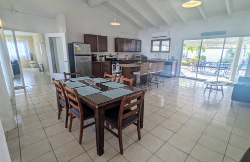 Noord Villa | Huge Villa!nWalk to Beach, Casinos, and Restaurants.nPrivate Pool & Swim-up Bar.