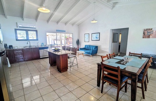 Noord Villa | Huge Villa!nWalk to Beach, Casinos, and Restaurants.nPrivate Pool & Swim-up Bar.
