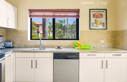 Gold Coast House | Luxury Family Home with Amenities