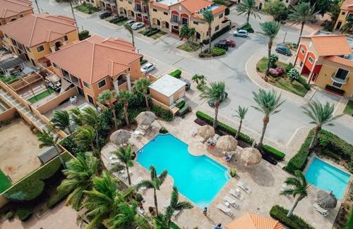 Gold Coast House | Luxury Family Home with Great Amenities