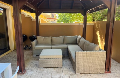 Gold Coast House | Luxury Family Home with Great Amenities