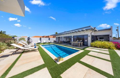 Esmeralda Villa | Modern 3br - 1 Min To Beach, Pool, Prime Location!