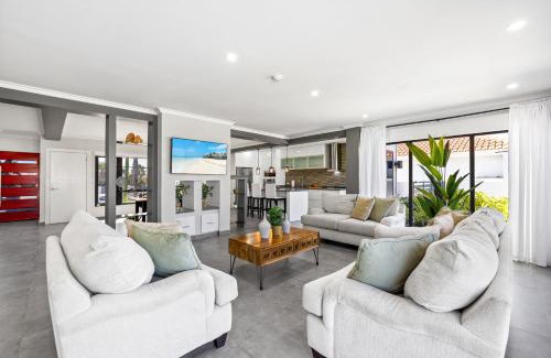 Esmeralda Villa | Modern 3br - 1 Min To Beach, Pool, Prime Location!