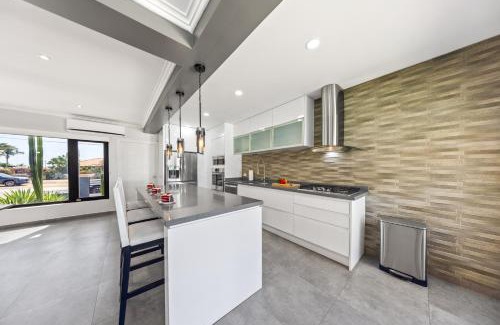 Esmeralda Villa | Modern 3br - 1 Min To Beach, Pool, Prime Location!