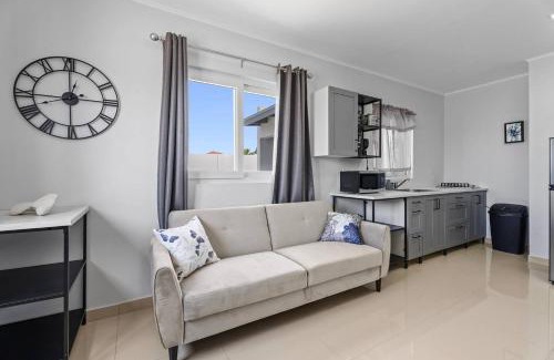 Boroncana Apartment | Modern Salia Cerca Retreat Pool & Bbq