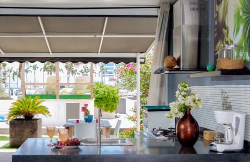 Noord Villa | Modern Villa Sleeps 16 Huge - Pool Deck - Steps From Marriott & Ritz Carlton