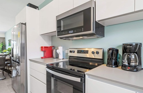 Gold Coast Apartment | NEW 2BR/2BA w/Private Jacuzzi minutes from beaches. Gym/Pools/Tennis/Restaurant