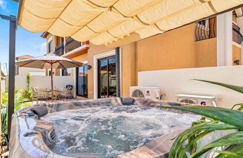 Gold Coast Apartment | NEW 2BR/2BA w/Private Jacuzzi minutes from beaches. Gym/Pools/Tennis/Restaurant