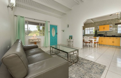 Kamay House | Restful retreat centrally located with private pool near Eagle Beach