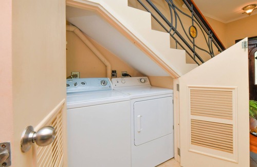Gold Coast House | Tropical-inspired Condo, 3 min. drive to beach!