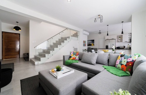 Gold Coast Condo | Villa Tramonto Modern 3BDR near the beach