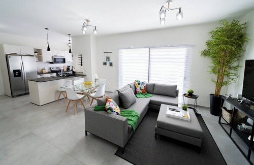 Gold Coast Condo | Villa Tramonto Modern 3BDR near the beach