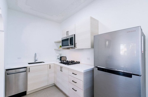Malmok Apartment | 1 MIN Walk 2 Arashi Beach Suite w Roofdeck Pool