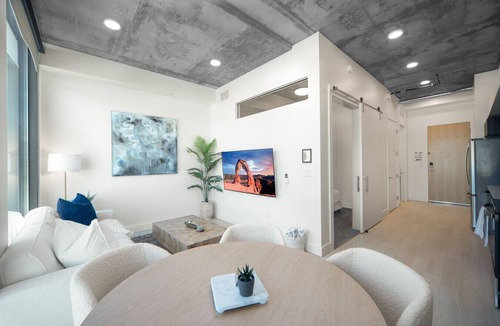 Rio Grande Apartment | 10th flr Beauty! Hot tub/Pking/Pool/Views!/Kg bed!