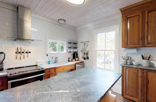Downtown Historic District House | 💲1920 Lovingly Renovated💲3 KINGS - 2 Block Stroll to Historic DT- Beach just 3 Miles