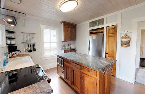 Downtown Historic District House | 💲1920 Lovingly Renovated💲3 KINGS - 2 Block Stroll to Historic DT- Beach just 3 Miles
