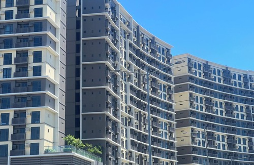 Tambo Condo | 1BR Executive Suite with Balcony @Gentry Manor by JMS near OKADA Manila
