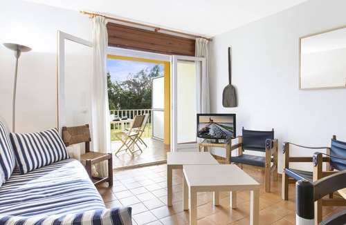 Calella de Palafrugell Apartment | 1CEN A2 -Basic apartment with communal garden and pool, only 800m from the beach of Llafranc