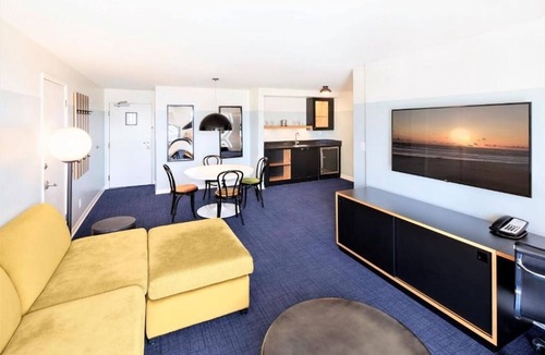 Venice Hotel | 2 Chic Ocean-View Escape Near Venice Beach Boardwalk | FREE Breakfast included