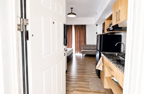 Mactan Export Processing Zone Condo | 2 Minutes from Mactan Airport | Free Pool, Gym, Wi-Fi, Netflix & Balcony View