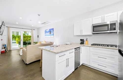 Washington House | 2BR/2BA 4MINS to Beach at LUX Villa 5 by Bocobay