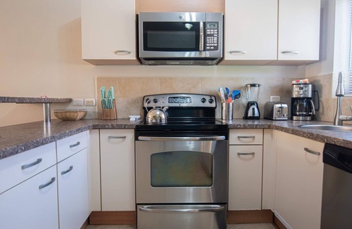 Gold Coast House | 2BR 3BA ~ GYM ~ Pools ~ 24/7 Security ~ Restaurant