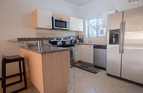 Gold Coast House | 2BR 3BA ~ GYM ~ Pools ~ 24/7 Security ~ Restaurant