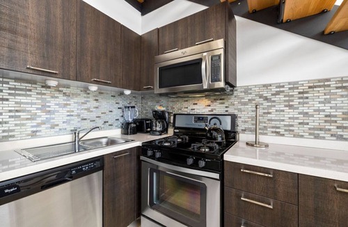 Washington Condo | 2BR Condo 5* Location w/AmazingViews ~ Pool ~ GYM