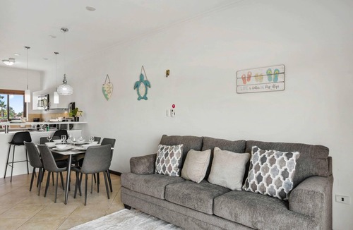 Gold Coast House | 2BR Gold Coast Townhome w/Balcony! BBQ GRILL!