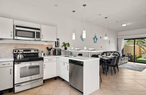 Gold Coast House | 2BR Gold Coast Townhome w/Balcony! BBQ GRILL!
