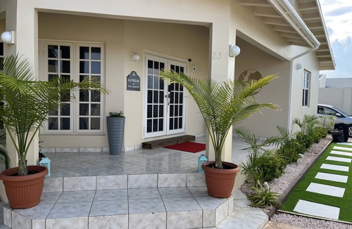 Pos Chiquito House | 3 bedroom Villa. Sun and Fun. 5 minute walk to beach.