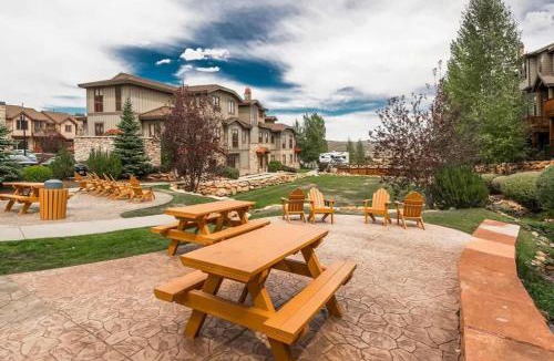 Bear Hollow Village House | 4 Bedroom 3 Bathroom and Hot Tub Minutes from Slopes