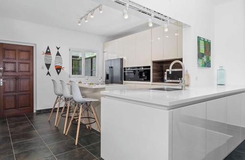 Jamanota Villa | 5BR @ Top of The Hill Views Surrounded by Nature