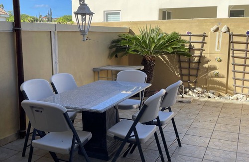 Malmok House | A Gem at Gold Coast: 2 BDR Townhouse-Pools and Gym