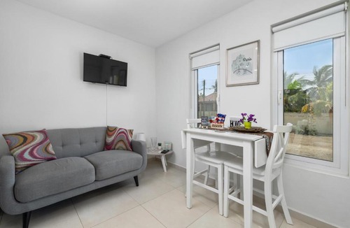 Opal Apartment | Adele's Apartment with Pool, 5 minutes walk to the beach