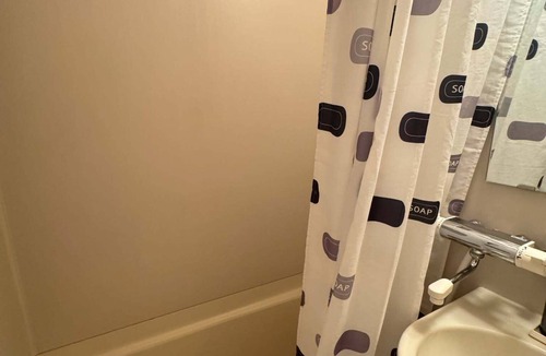 Moonwalk Apartment | Aiah apartment with AC, WiFi in welcoming Parañaque