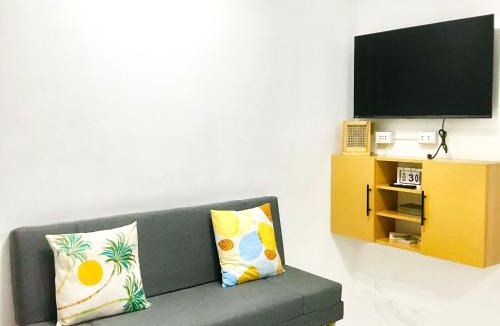 Angeles City House | Ancheta's Tiny Home - Near Clark Airport with Parking, Pool, Netflix
