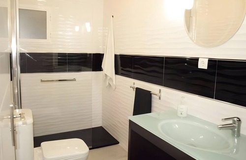 Bailen-Miraflores Apartment | Apartment 'Apartamento Martinez Maldonado' with Wi-Fi and Air Conditioning