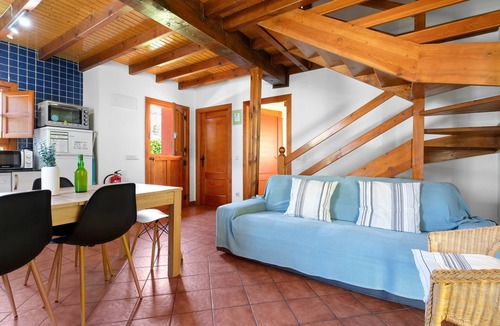 Cano House | Apartment 'La Llosona' with Private Terrace, Private Garden and Wi-Fi