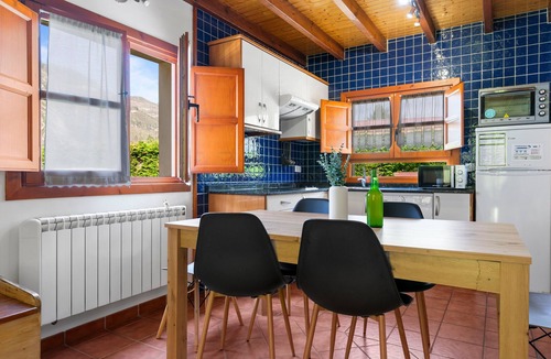 Cano House | Apartment 'La Llosona' with Private Terrace, Private Garden and Wi-Fi