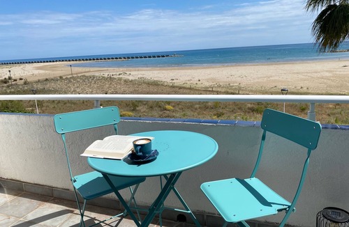 Cunit House | Beachfront Home · 5 Steps to the Sand · Large Private Terrace with Pergola · AC