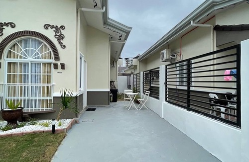 Dauis House | Beachside cozy House staycation Panglao Bohol- 10mins from beach/Airport.