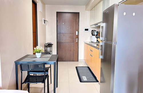 Pinagsama Apartment | BGC 1BR, Steps to Mitsukoshi & Uptown Malls, 300Mbps Fiber 29K