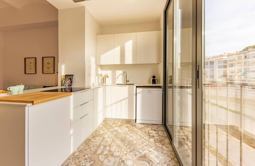 Eixample Apartment | Bravissimo Riu Onyar, modern 3-bedroom apartment with views of the Onyar River